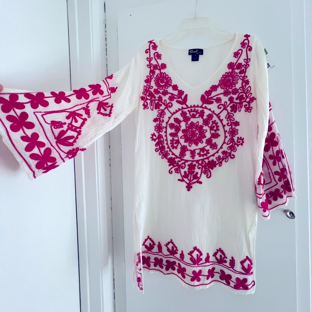🩷Coverup 🩷Embroidered Floral - White and Fushia. Size S - Picture 3 of 8